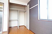 【洋室・収納】洋服も掛けられ衣装ケース・トランクケースなども活かせるクローゼットになります♪
