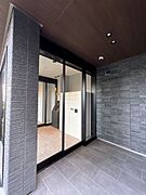 共用玄関オートロック（自動ドア）仕様！高い防犯性能を備えております。