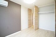 【洋室5．9帖】お部屋の印象を引き立たせるアクセントクロスを使用♪全室ＬＥＤ照明が付いております◎