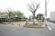 近くには花壇のある憩いの広場（87Ｍ）