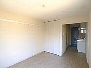 【洋室】南側に面したお部屋です♪　このお部屋の収納は天井近くまで高さのあるクローゼットです！！　衣装ケースやお布団はこちらに収納頂けます☆