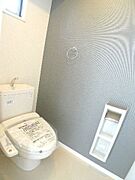 バス・トイレ別々の間取りです♪あると嬉しい【洗浄機能付き便座】を設置しております♪