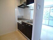 カウンターキッチンでＴＶを見たり、おしゃべりしながら楽しくお料理♪上部・下部共に収納が多いため、キッチン周りがスッキリ♪