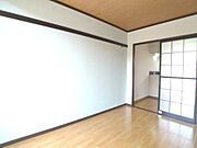 5．7帖洋室(1)には、物が掛けられるフック付きの化粧幕板が備え付けです♪