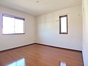 【洋室】2面採光の取れるお部屋です☆
