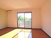 【ＬＤＫ】10．9帖のお部屋です♪南面の間口が広い！天井近くまである掃き出し窓で採光が取れます☆エアコン1台設置♪