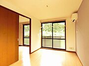 【洋室】南向きのお部屋です☆洋室にはエアコン1台設置！！バルコニーは隣の洋室と繋がりワイドなサイズです♪窓枠には室内物干しを設置して部屋干しにも対応できます。