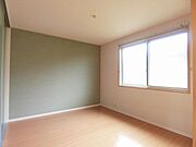【洋室】北側の洋室です☆このお部屋には収納スペースがありますので、衣類や寝具を置いて寝室としてご利用頂けます♪