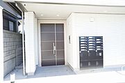◇共用玄関◇　防犯カメラ＋オートロック付でセキュリティ安心♪不在時の荷物受け取りに便利な宅配ボックス付き♪