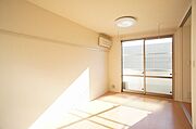 ＬＤＫの写真です！！嬉しいエアコンがついております！！ＬＥＤ照明付き！！天井には室内物干し（ホスクリーン）付