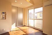 リビングと洋室は半透明のスクリーンで仕切ることができます。南面からたっぷりの日差しが入る明るいお部屋です。