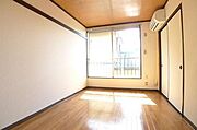 【洋室】南向きのお部屋となっております♪　壁には小物やお洋服を掛けるのに便利な化粧幕板を設置しております♪