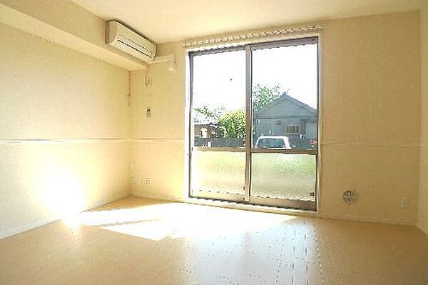 室内：※室内写真は他の部屋のものになります。