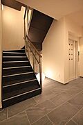廊下・階段は全て屋内設計。雨風にさらされる心配がありません。1・2階廊下はカーペット床で歩行音を抑えます。上階移動用のエレベーターがあります。