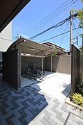 屋根付きの駐輪場です。左側はスライド式のラックタイプとなっており、右側は平置きタイプの駐輪場です。