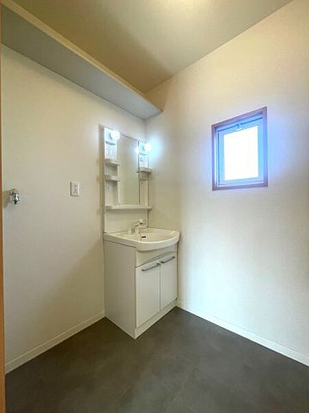 画像5:洗面所へは窓があり、換気もできます♪上部へは、棚ございます♪