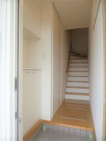 画像13:玄関は1階となり、階段を上り、2階の居室へ向かいます♪