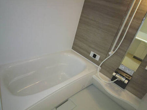 画像3:お風呂は広めの一坪タイプ♪足を伸ばし、ゆったりと入れます♪