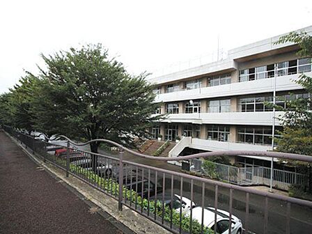 入間市立東金子中学校 徒歩24分。 1900m