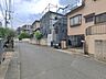 外観：前面道路を含む外観