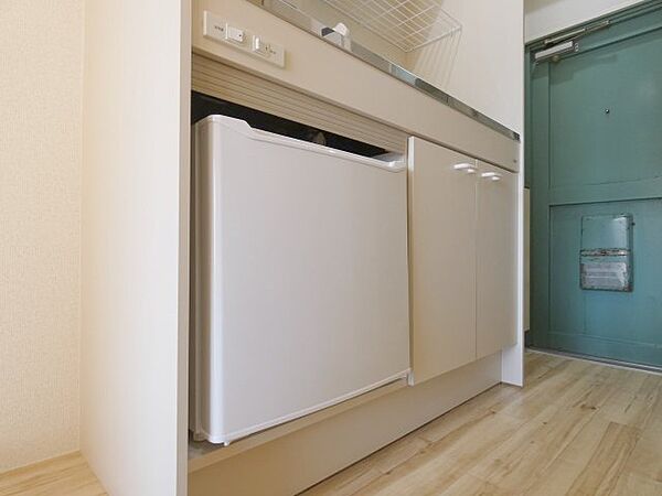 画像14:一人暮らしにピッタリサイズの冷蔵庫が備え付けられています。