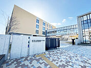 2023年4月に移転開校した「柏市立 田中北小学校」。つくばエクスプレスの柏たなか駅周辺の人口増加に対応し、子どもたちが安心して過ごせる学校環境の充実を図るために開校。