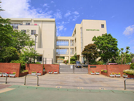 【我孫子市立根戸小学校】学校は国道6号線近くにあり、通称は「根戸小」(ねどしょう)、また児童を「根戸っ子」(ねどっこ)という。我孫子市では比較的新しい小学校である。