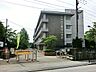 周辺：新栄小学校(350ｍ)火曜日の朝、低学年、中学年、高学年に分かれて体力作りのため鬼遊び、器械運動、縄とびなどの運動を行います。