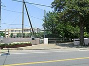 御滝中学校まで徒歩27分。昭和24年に市内8番目の中学校として開校し、令和元年に創立70周年を迎えた中学校です。
