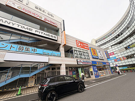 【プラザなかやま】飲食店、サービス、フィットネスが充実しており、駅前でアクセスが良い店舗ビルです。