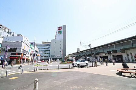 【総武中央線「下総中山」駅】駅の中はフラットな作りで、ホームまでのエレベーターもあります。また近くにスーパーや飲食店があります。