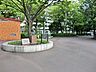 周辺：【あかつき公園/5240m】メタセコイアの林と噴水広場が特徴の公園。冒険広場にはタイヤ遊具や土管、ターザンロープがあり、思いきり遊べます。公衆トイレやベンチも整備され、休憩しやすい環境です。