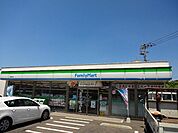 ファミリーマート八幡田町店まで65ｍ