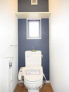 温水洗浄便座のトイレです。壁棚収納も付いてます。