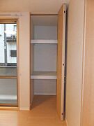 洋室(1)の収納です。3段収納で、たくさんの荷物を収納できます。