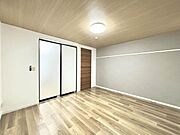 アクセントクロスがおしゃれな洋室。明るい色合いで、とてもキレイです
