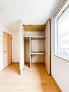 奥行きもある収納ですので、ご家族の荷物もスッキリ収納出来そうですね。