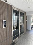 【エントランス】エントランスはオートロック、防犯カメラ採用。防犯面にも配慮してます。