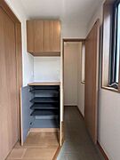 【玄関】靴だけでなく細々とした道具も収納でき、玄関をすっきり見せることができます
