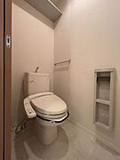 【トイレ】上部にはトイレットペーパーなどをストックできる棚がついています