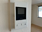 【インターホン】モニター付きインターホンなので、開ける前に来訪者をチェックできます