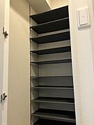 【玄関】靴だけでなく細々とした道具も収納でき、玄関をすっきり見せることができます