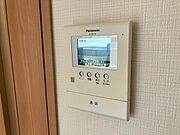 【インターホン】モニター付きインターホンなので、開ける前に来訪者をチェックできます