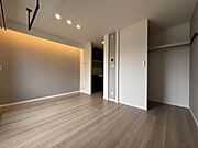 【洋室】アクセントクロスと間接照明がおしゃれな洋室