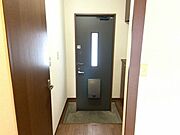 玄関ホールにはシューズボックスがあります。上部に吊戸棚もあり靴の収納に便利。飾り棚にはお花や写真も飾れます。