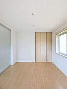 リビング続きの洋室。可動式間仕切で開放的な空間となります。