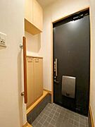 玄関は一階です。シューズボックスを採用。