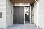 共用玄関には宅配ボックスがございます。