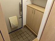 収納の中の棚は可動式タイプ・ブーツやスニーカーなど色々のタイプの靴も収納可能です。