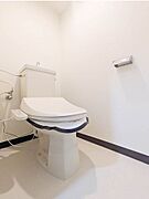 トイレは暖房洗浄便座付きです。